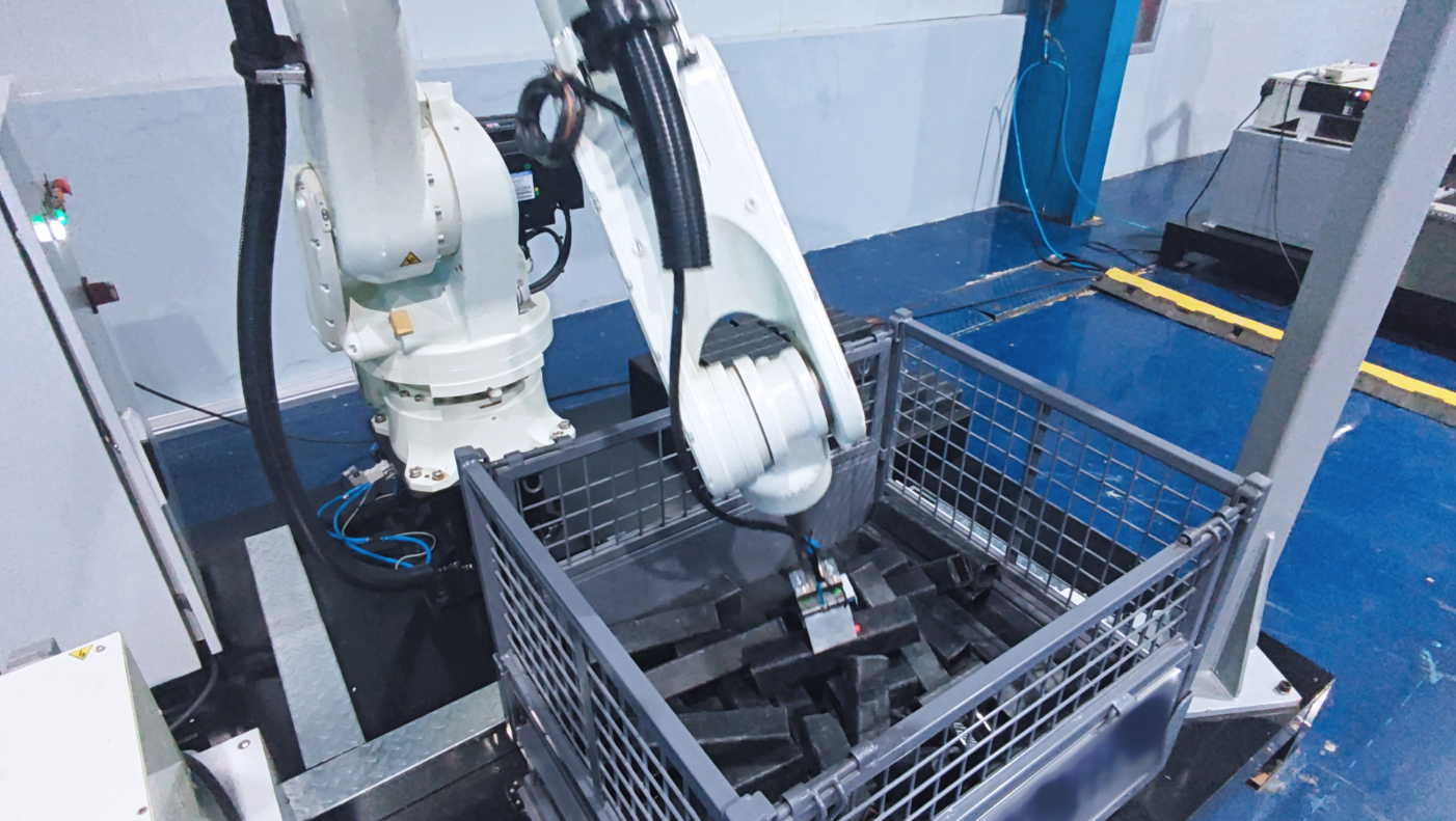 智能機器人應用-深色鋼坯深筐無序抓取