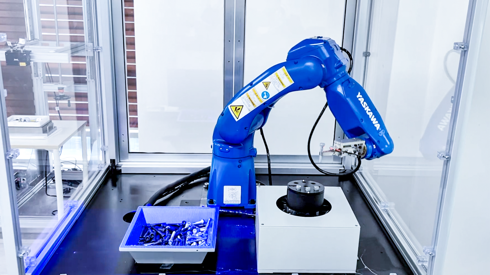 AI+機器人應用AI視覺引導小型螺栓無序抓取