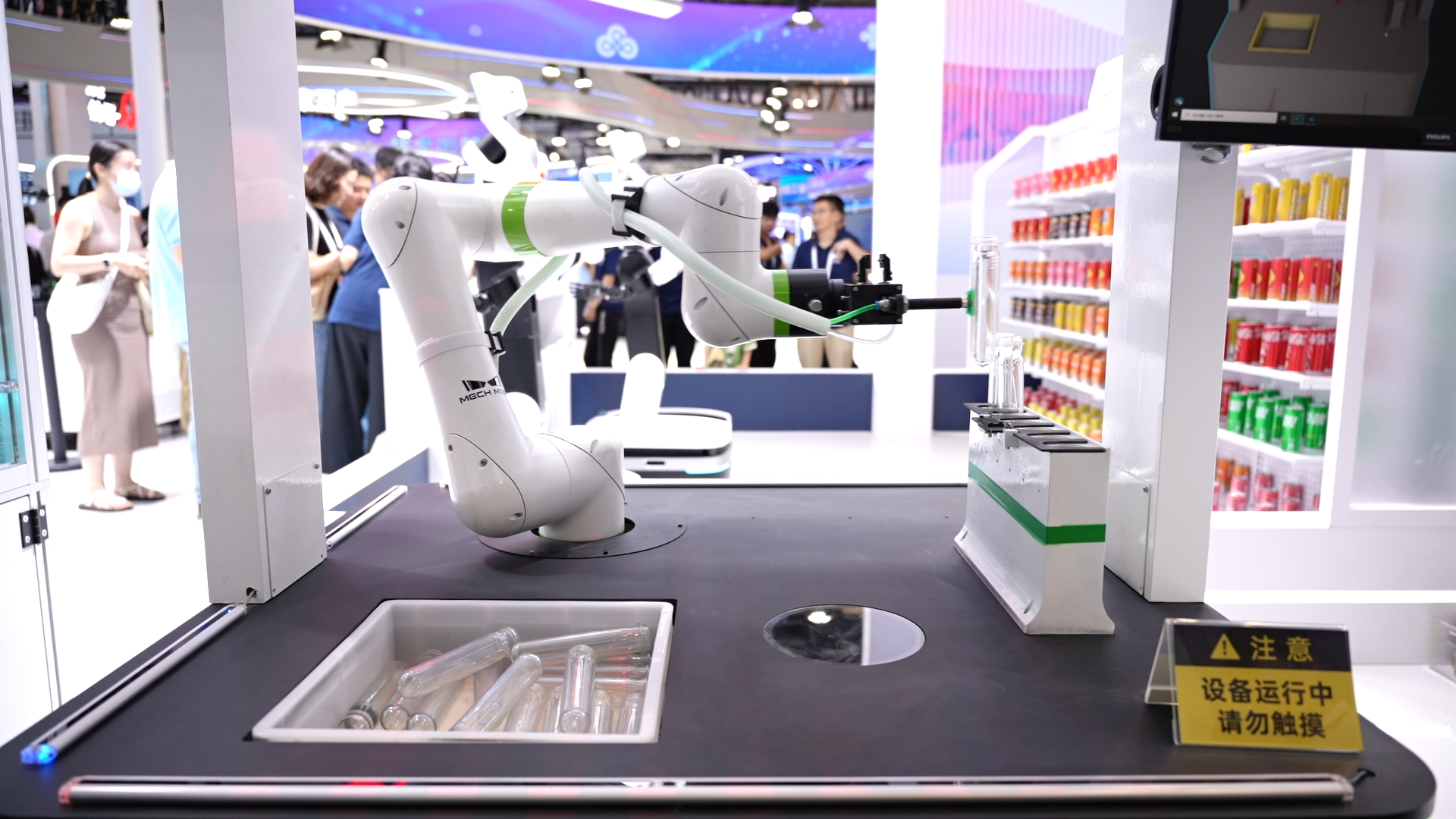 梅卡曼德WAIC 2025現(xiàn)場(chǎng)演示-AI自主識(shí)別及操作透明物體