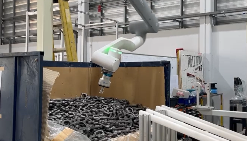 AI機(jī)器人無序抓取發(fā)動機(jī)連桿上料 | 國際某頭部汽車品牌 AI機(jī)器人無序抓取發(fā)動機(jī)連桿上料 | 國際某頭部汽車品牌