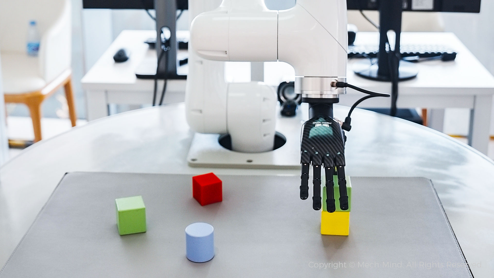 梅卡曼德具身大腦+靈巧手在中關村論壇首秀，“手眼腦”結合展現強大的任務能力和泛化性能