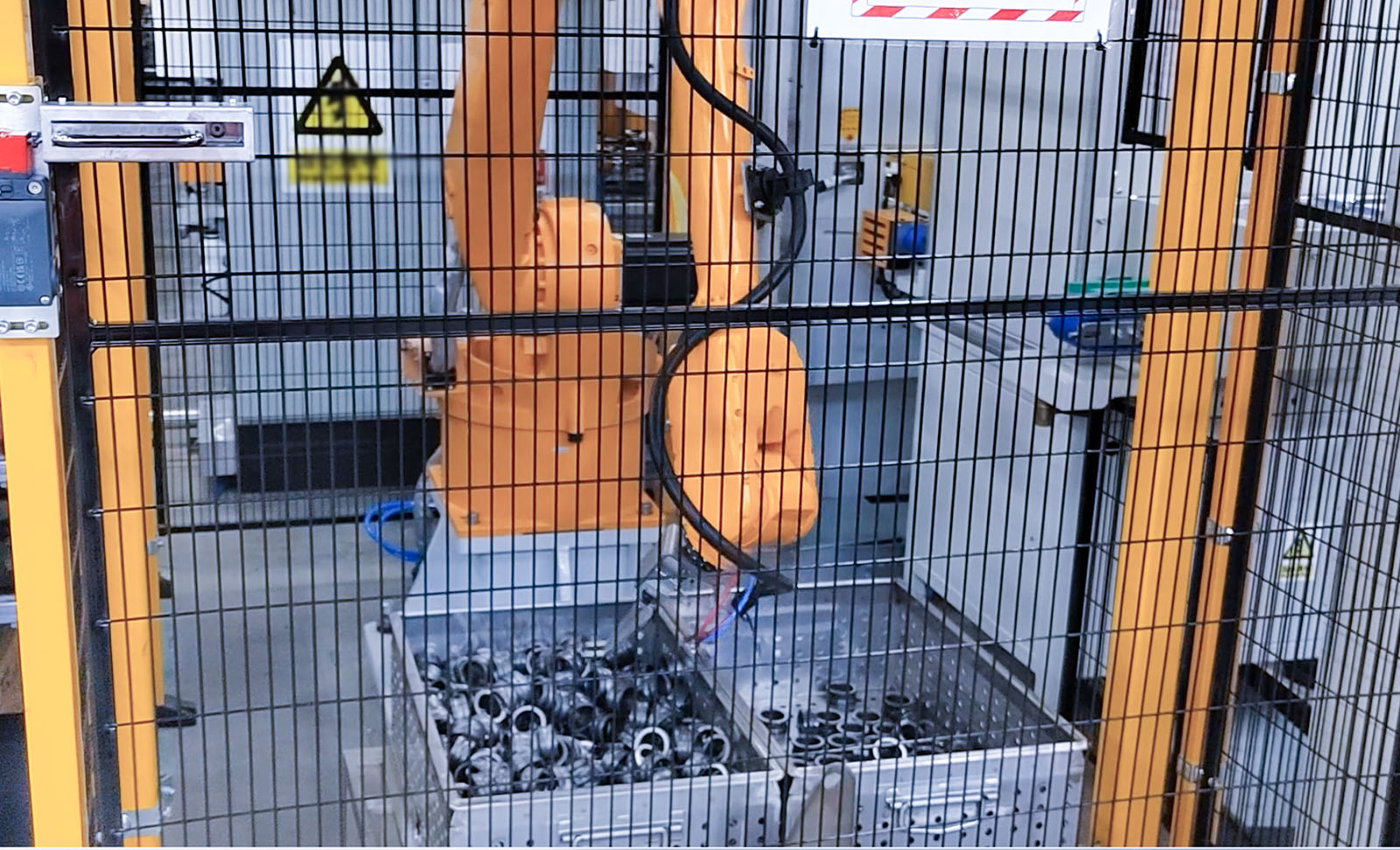 AI視覺引導(dǎo)反光軸承套無序上料 | 國際某大型汽車零部件廠