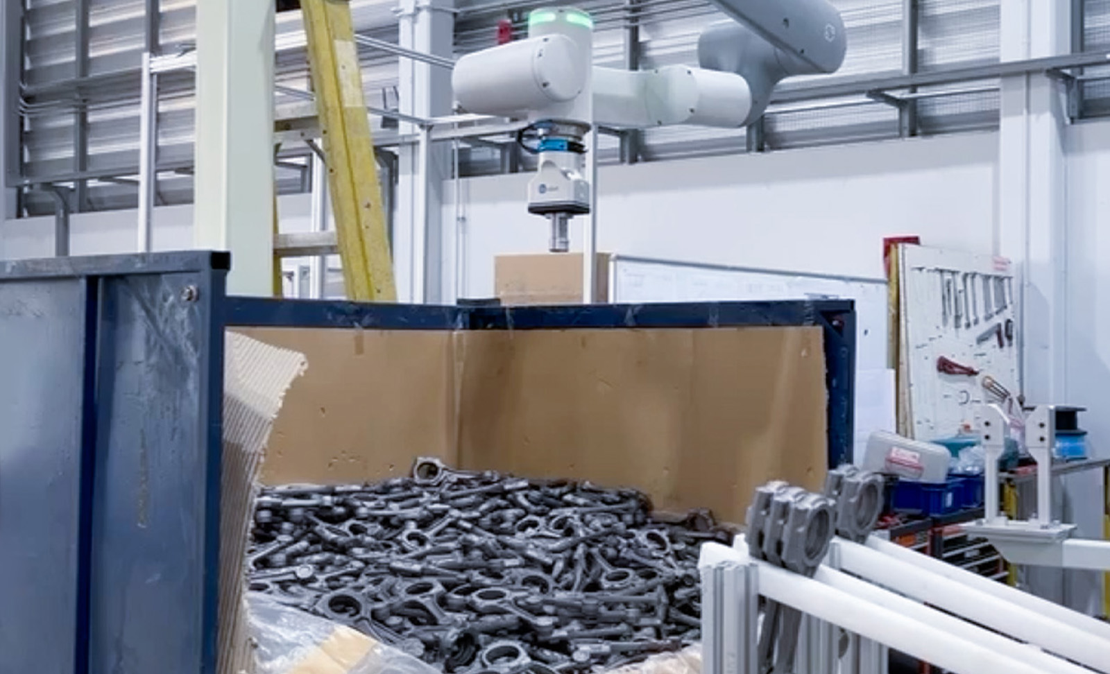 AI視覺引導發(fā)動機連桿無序上料 | 國際某頭部汽車品牌