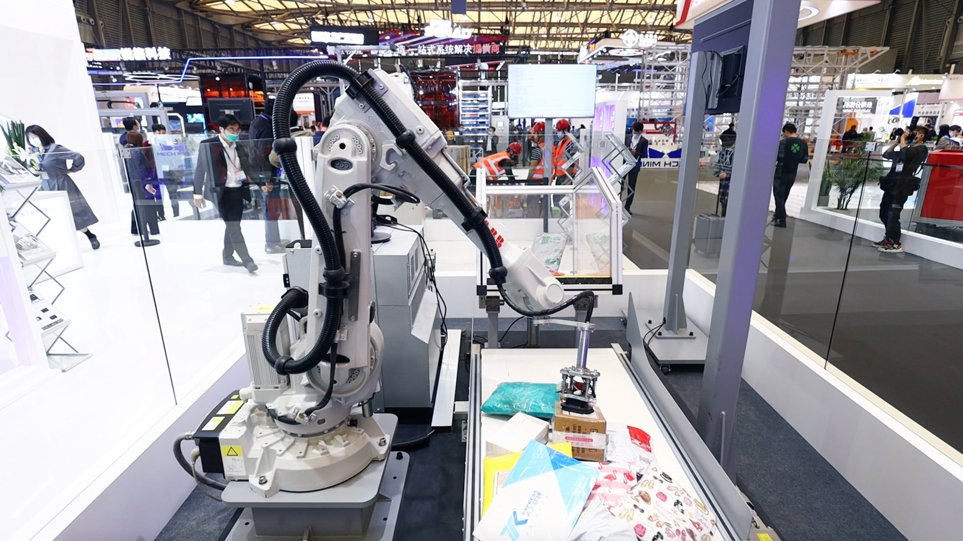 CeMAT現(xiàn)場(chǎng) | 梅卡曼德全新升級(jí)五大物流解決方案重磅亮相，AI+3D賦能智能物流